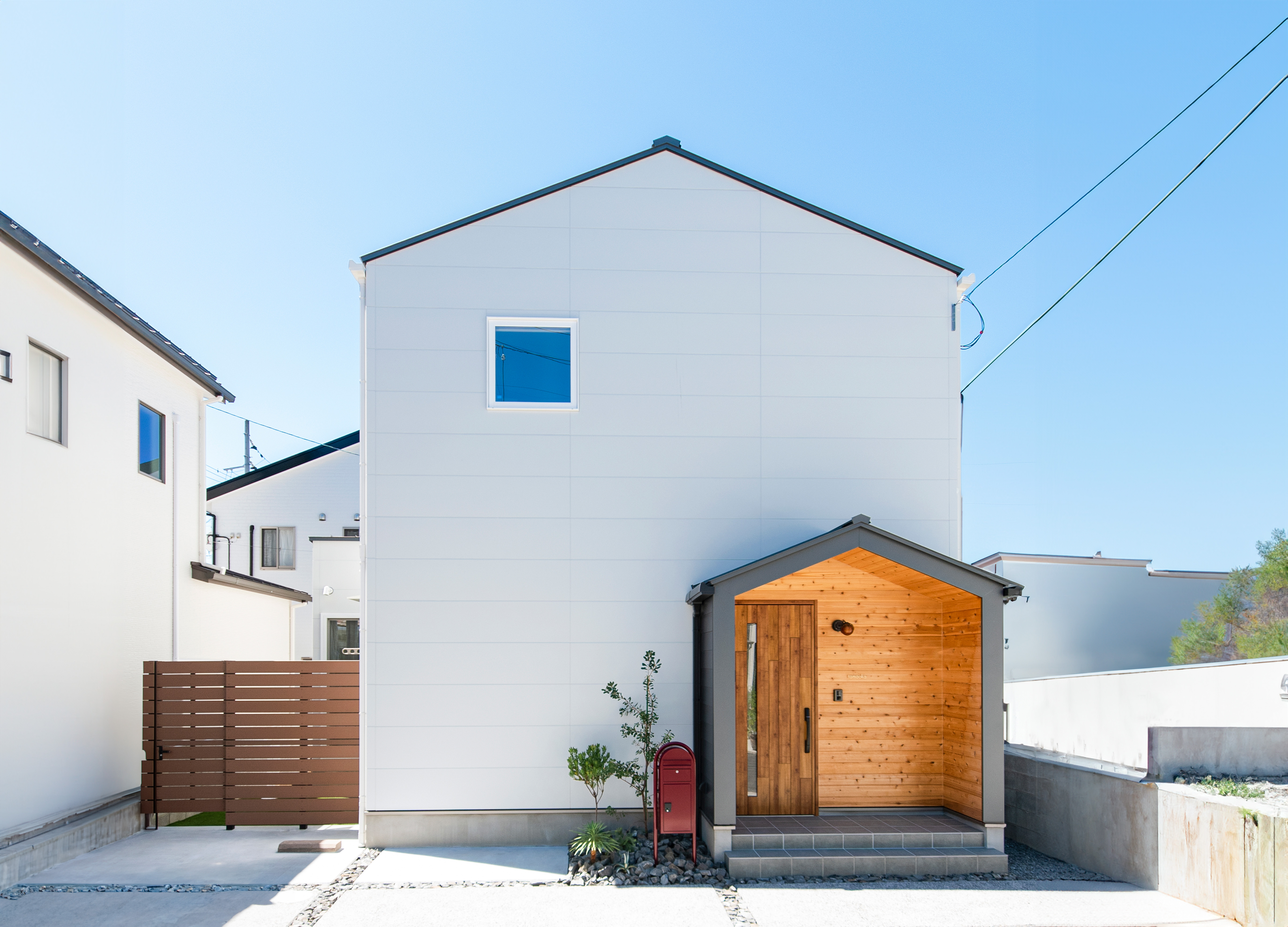 三角屋根のシンプルでかわいい家 写真