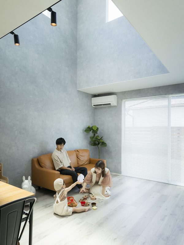 360°グレーに囲まれた家