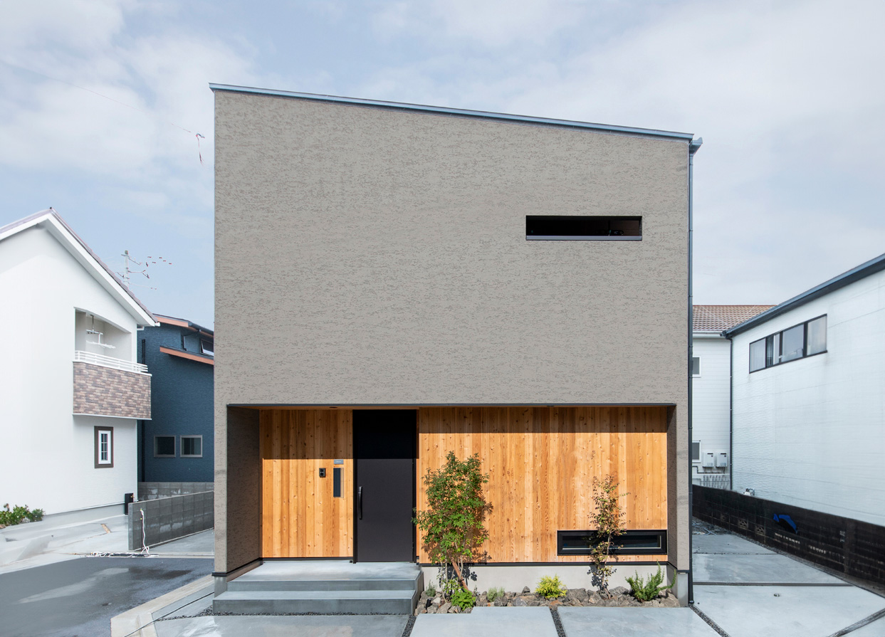 塗り壁とレッドシダーの家
