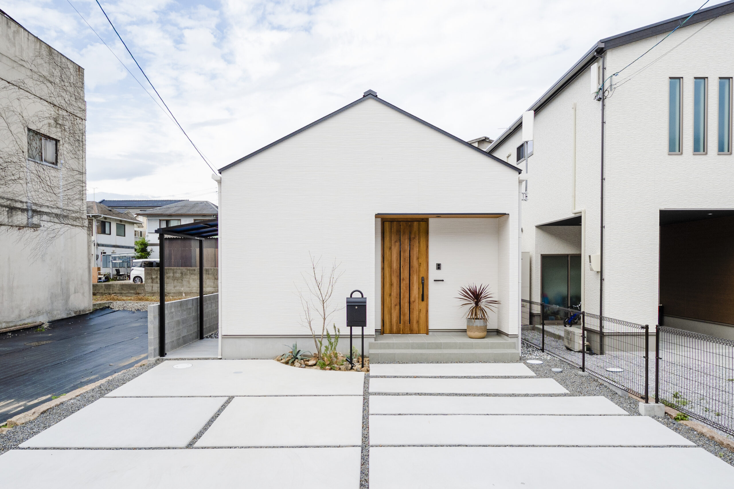 白い三角屋根のシンプルな外観